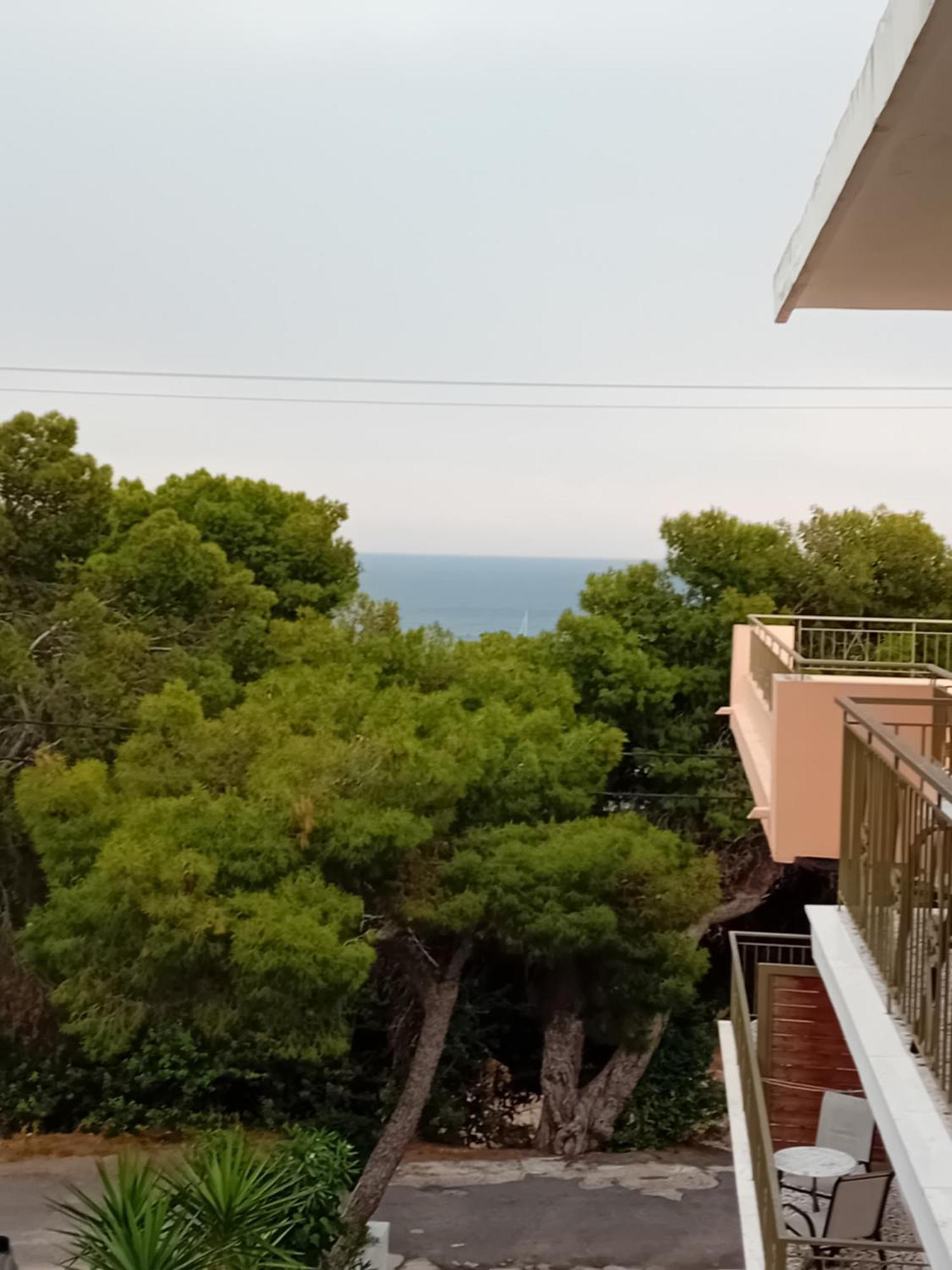 Hermes Agia Marina  Camera foto